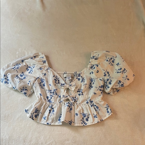 Band Of The Free Tops - 3 for $25! Band of the Free White with Blue Florals Puff Sleeve Crop Top,‎ small